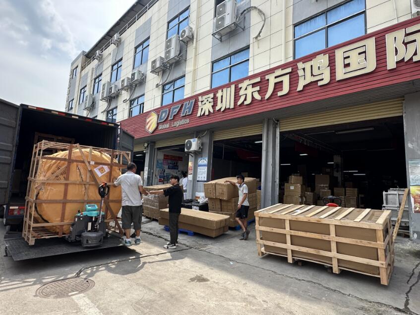What a freight forwarder do